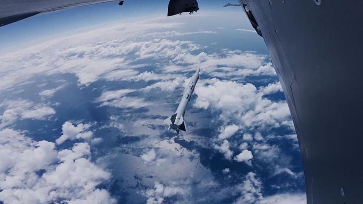 بايراكتار قيزيل إلما تضرب هدفها بصاروخ JET-230 فوق صوتي من مدى يتجاوز 120 كيلومتراً