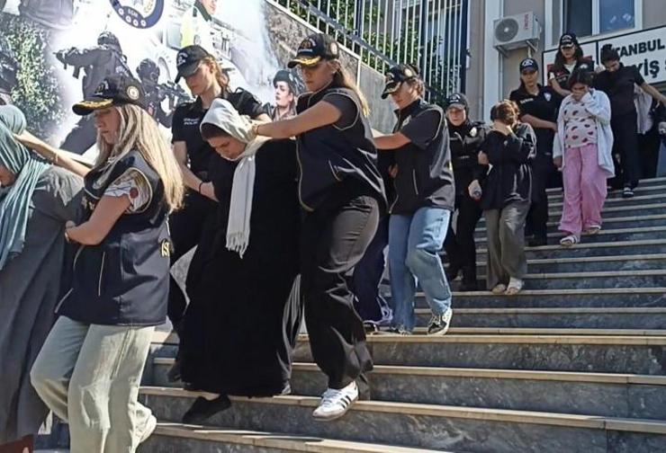 تفكيك عصابة نشلٍ استهدفت السيّاح في وسائل النقل العامّ بإسطنبول وتوقيف 26 مشتبهاً