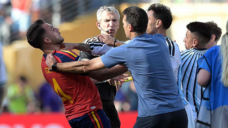 فيفا يفتح تحقيقاً في أحداث ما بعد نهائي كأس العالم بين إسبانيا والأرجنتين