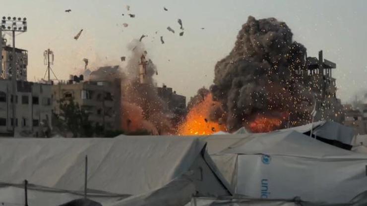 الاحتلال يدمر مسجد المتقين وخيام نازحين في مدينة غزة