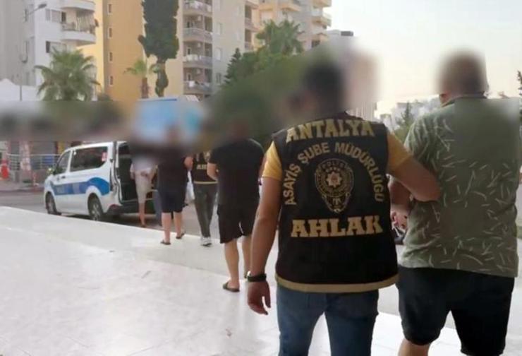 إنقاذ 14 امرأةً من الإجبار على الدعارة في عمليةٍ بأنطاليا وتوقيف 3 مشتبهين
