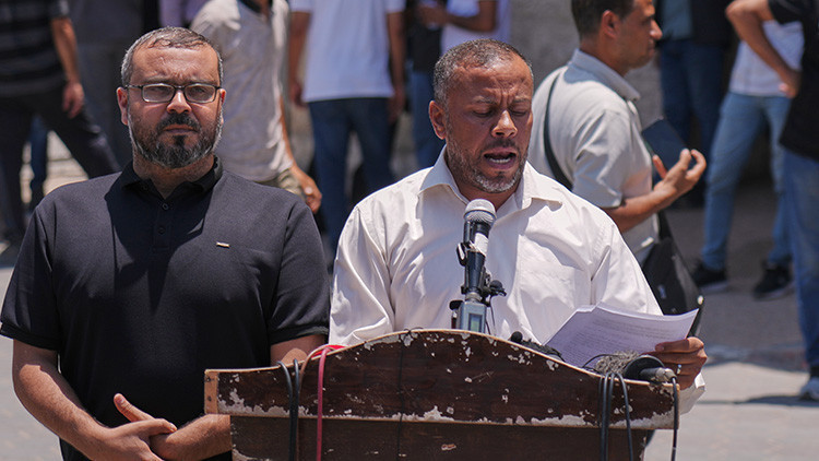 The head of the government emergency committee in Gaza resigned in preparation for the transfer of administration