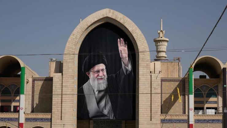طهران تبدأ مراسم تشييع خامنئي.. وقائد الحرس الثوري يظهر علناً لأول مرّة منذ الحرب