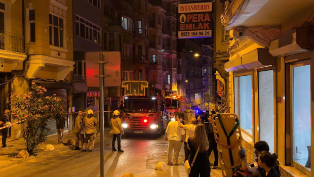 إخلاء مبنى من 5 طوابق في بيوغلو بإسطنبول إثر انهيار جدار في الطابق السفلي