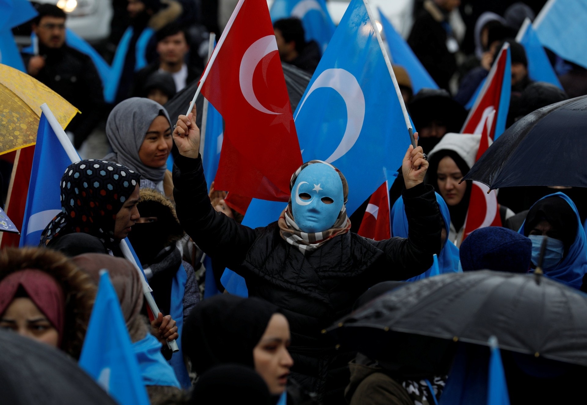 ما حقيقة ترحيل تركيا لمجموعة من مسلمي الإيغور إلى الصّين؟