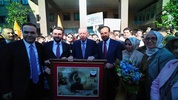 شباب TÜRGEV يفاجئون أردوغان بتهنئة عيد الآباء