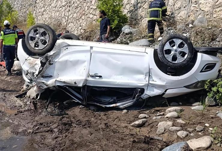 مصرع شخصَين وإصابة آخر بعد سقوط سيارةٍ في مجرى نهرٍ بأضنة
