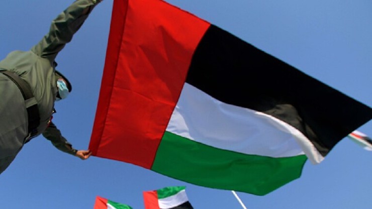 هندي مقيم في الإمارات يعثر على مليون درهم في مصعد بنايته