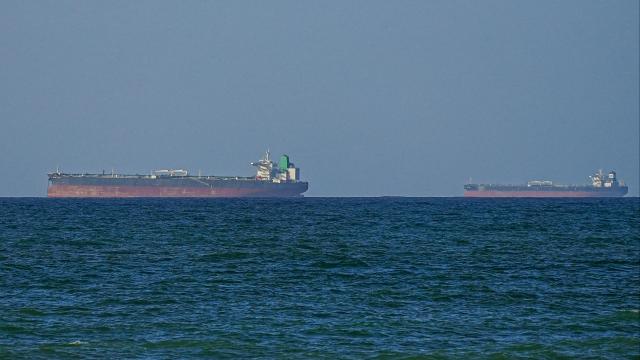 المنظمة البحرية الدولية تعلّق خطة إجلاء 11 ألف بحّار بعد هجوم في مضيق هرمز