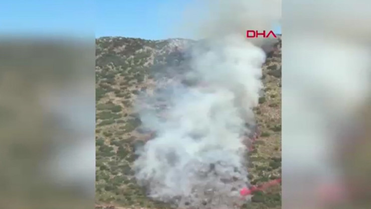 اندلاع حريق غابات في ديمرة بولاية أنطاليا التركية وفرق الإطفاء تتدخل جواً وبراً