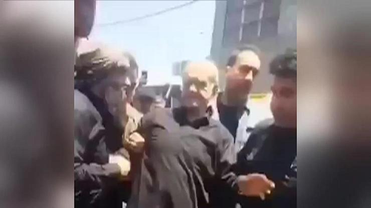 متشددون إيرانيون يعتدون على الرئيس بزشكيان ووزير الخارجية عراقجي خلال جنازة خامنئي