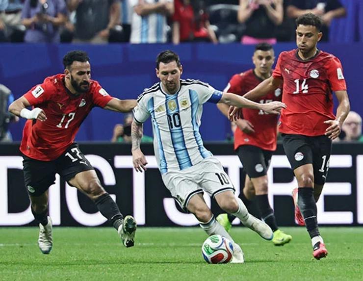 ظلم تحكيمي صارخ يطيح بمصر من المونديال أمام الأرجنتين