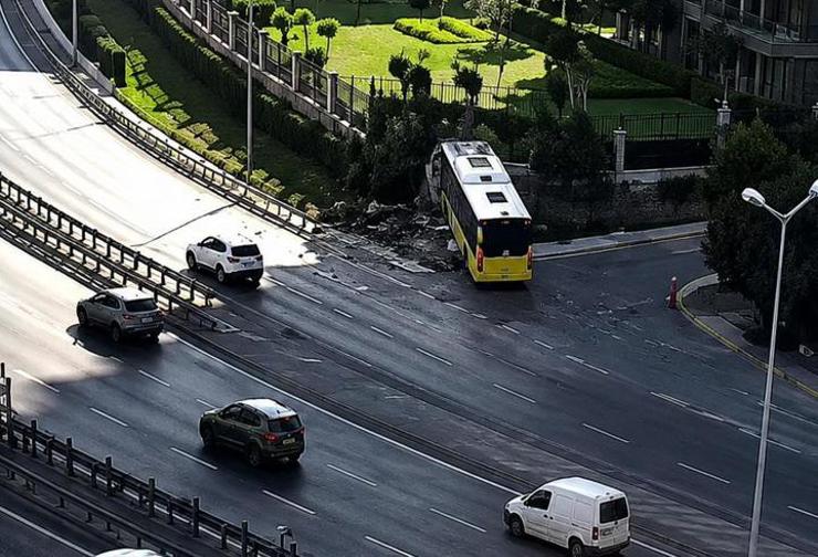 مصرع شخص وإصابة 17 آخرين في حادث تصادم حافلة بجدار في إسطنبول