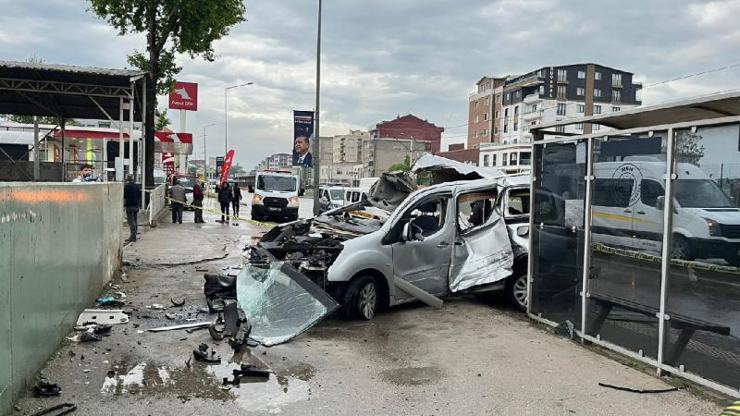 حادث اصطدام مروع يقسم السيارة إلى نصفين في بورصة.. ومصرع مستقليها