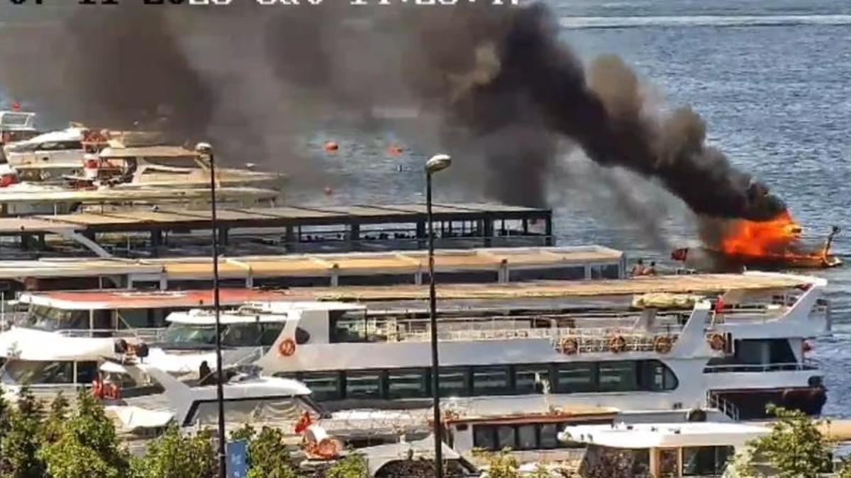 İstanbul'da Haliç'te teknelerinin alev alması sonucu baba ve oğlu denize atlayarak kaçtı.