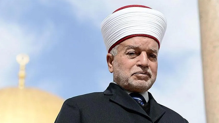 قوات الاحتلال الإسرائيلي تعتقل مفتي القدس والديار الفلسطينية وتمنعه من دخول الأقصى أسبوعاً