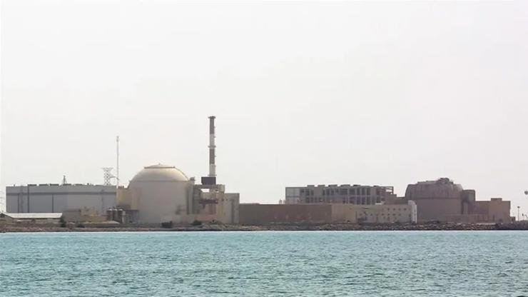 إيران ترد بضربات صاروخية على قواعد أمريكية.. إنذارات في دول الخليج