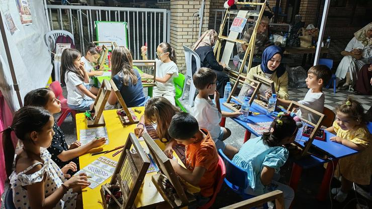 أطفال ديمرجي في مانيسا يتعلمون حرفة نسج السجاد التقليدية