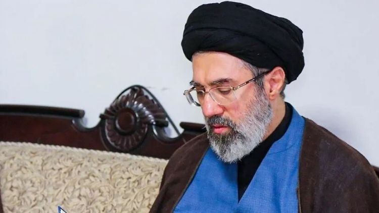 ابن خامنئي الجديد لا يحضر تشييع والده خوفاً من التهديدات الإسرائيلية