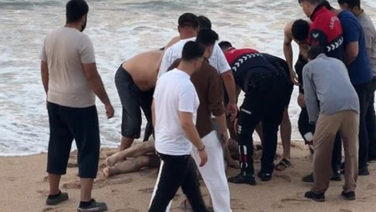 الأمواج العاتية تحصد روحين على سواحل إسطنبول وكيركلاريلي رغم التحذيرات