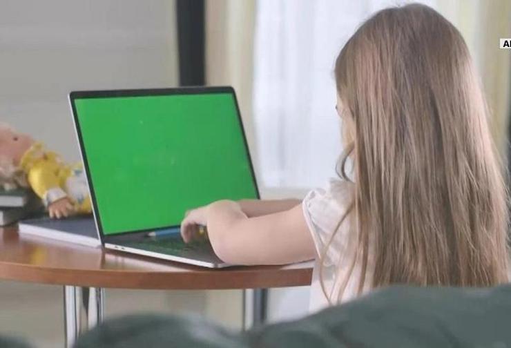 لجنةٌ برلمانية تركية تحذّر من مخاطر التسوّق الرقميّ على الأطفال وتوصي بضوابط حماية