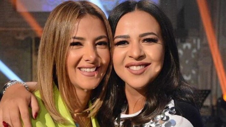 بالحرم المكي..دنيا سمير غانم تحتفل بعيد ميلادها مع شقيقتها إيمي