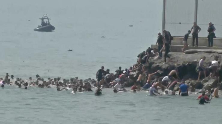 أكثر من 800 مهاجر يحاولون السباحة من المغرب إلى سبتة الإسبانية.. وإنقاذ المئات