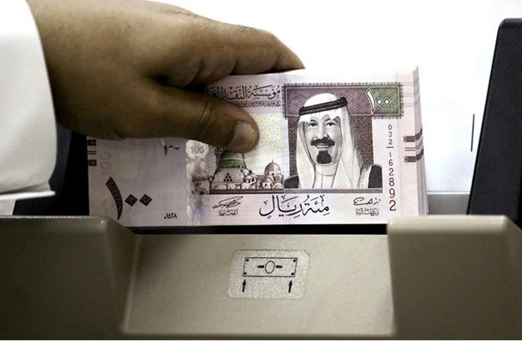 السلطات السعودية تلقي القبض على شخص أهان العملة الوطنية