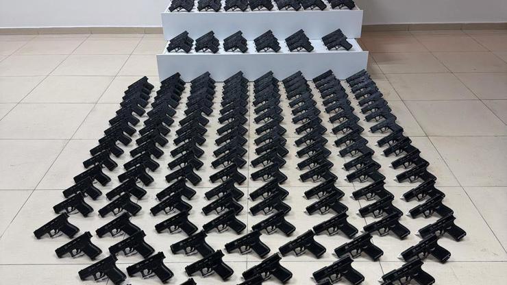 ضبط 228 مسدساً داخل شاحنة وتوقيف شخص واحد