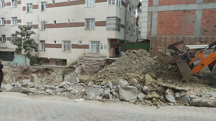 تصدعات في عمارة سكنية بإسطنبول إثر أعمال حفر مجاورة تدفع البلدية لإخلاء 15 شقة احتياطياً