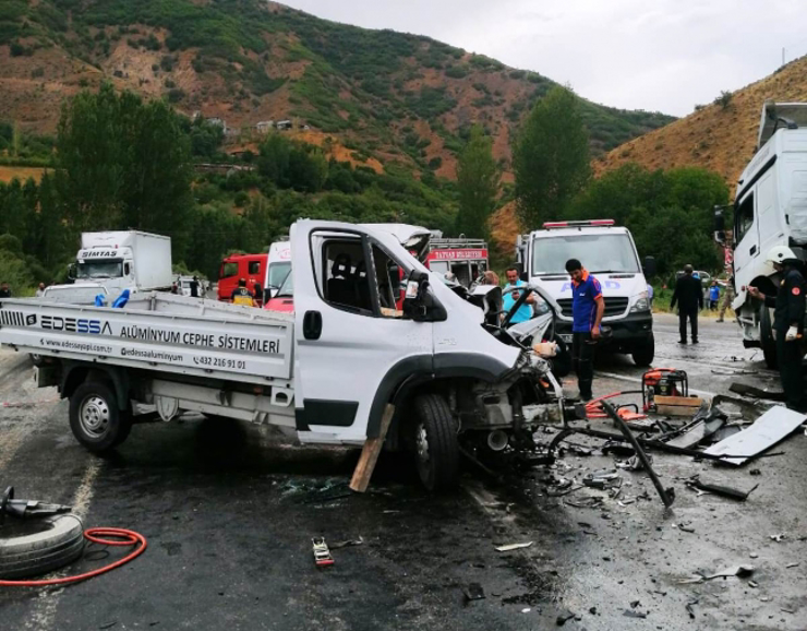 حادث مروع يوقع ضحايا وجرحى في بيتليس