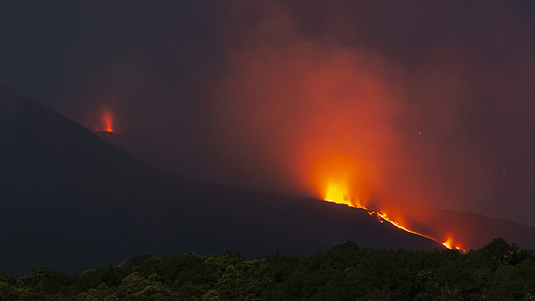 The eruption of the Italian volcano Etna halts flights again