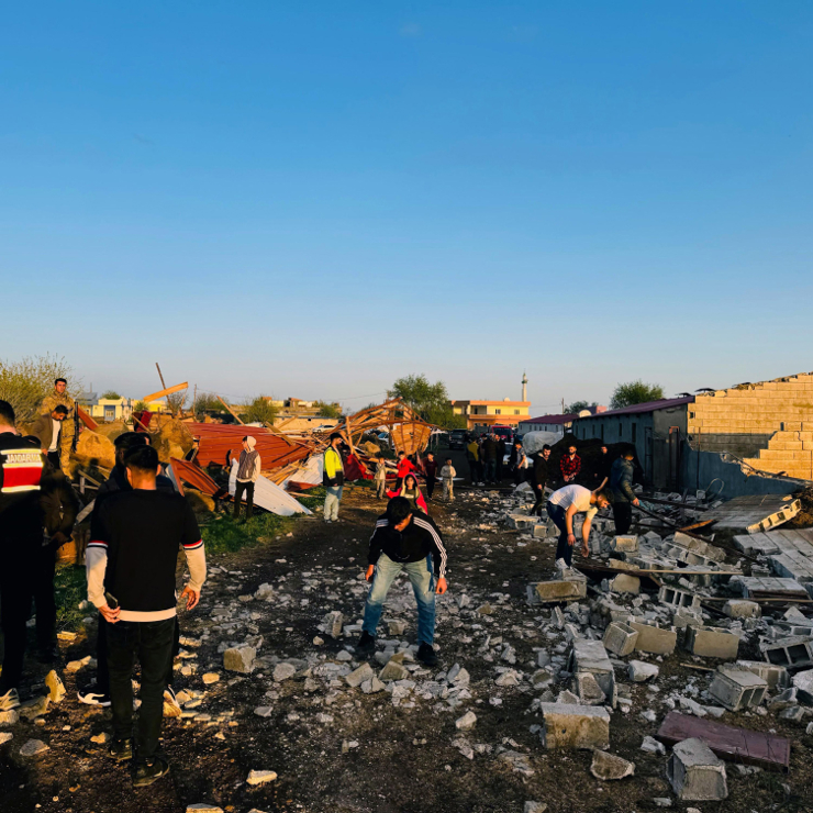 تطاير أسقف المنازل في ولاية ماردين بسبب إعصار عنيف