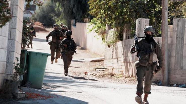 قوّات الاحتلال الإسرائيليّ تقتحم حفل تخرّج جامعيّ قرب المسجد الأقصى وتعتقل 4 فلسطينيين