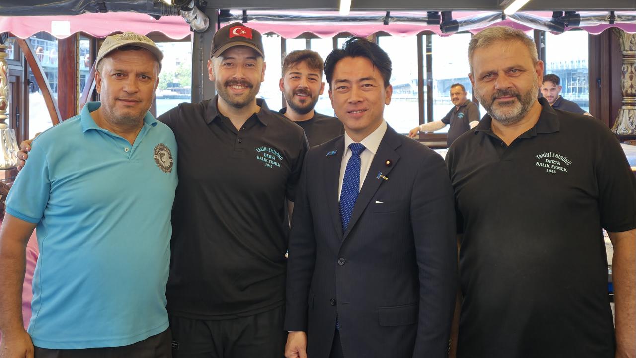 Japonya Savunma Bakanı, Eminönü'nde İstanbul'un meşhur balıklı sandviçini tattı