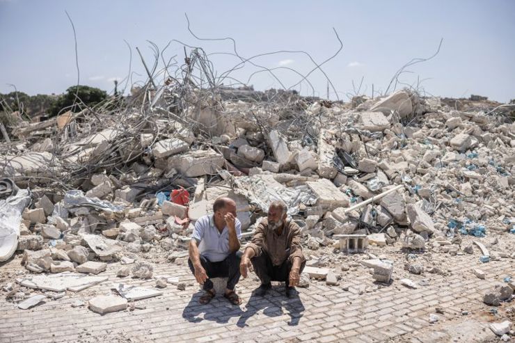 الاحتلال يهدم 3 منازل ويعتقل 21 فلسطينياً ويغلق إذاعة للقرآن في الضفة