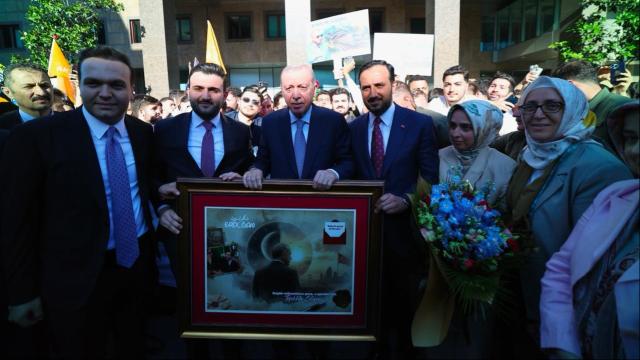 مفاجأة عيد الآباء.. شبّان «تورجيف» يهنّئون أردوغان في إسطنبول