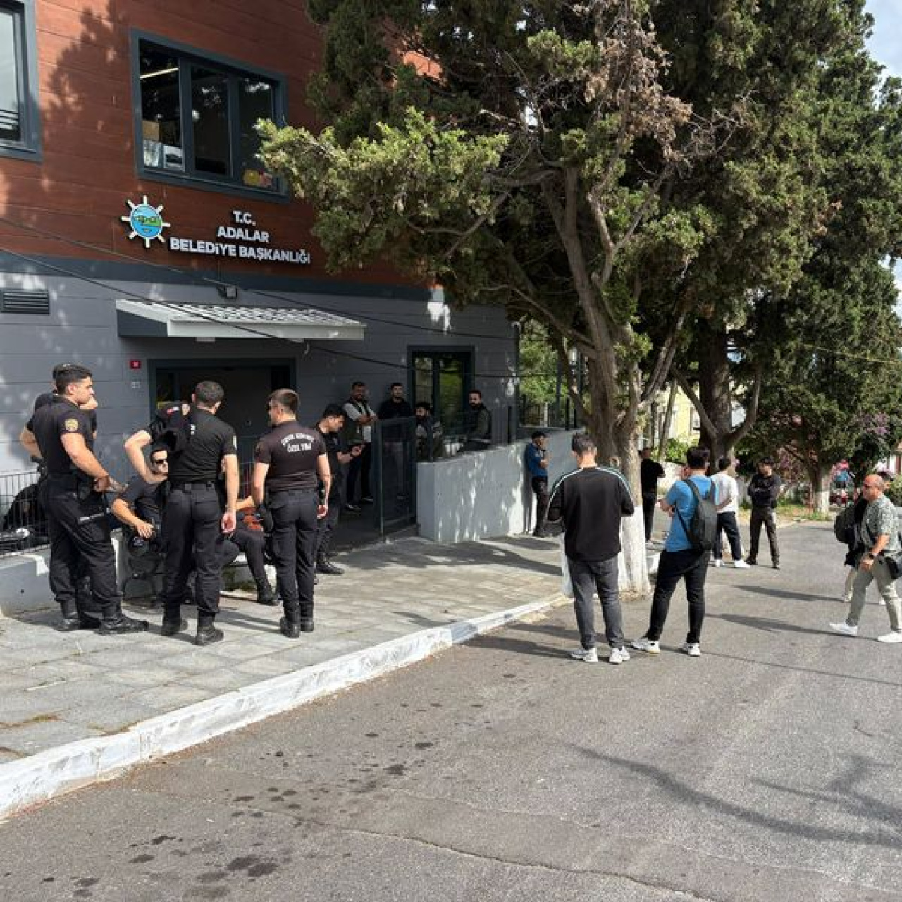 إحالة 39 موقوفاً إلى القضاء في تحقيق الرشوة ببلدية الجزر بإسطنبول