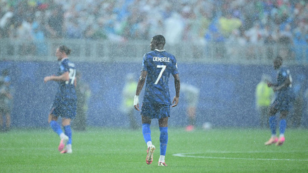 عاصفة تعيق كأس العالم.. توقف مباراة فرنسا والعراق في الشوط الثاني