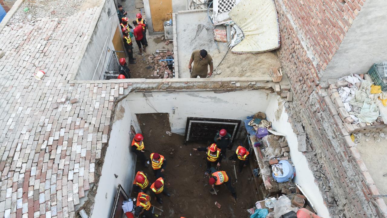 مقتل 14 طالباً بانهيار سقف مركز دراسي في مدينة لاهور الباكستانية