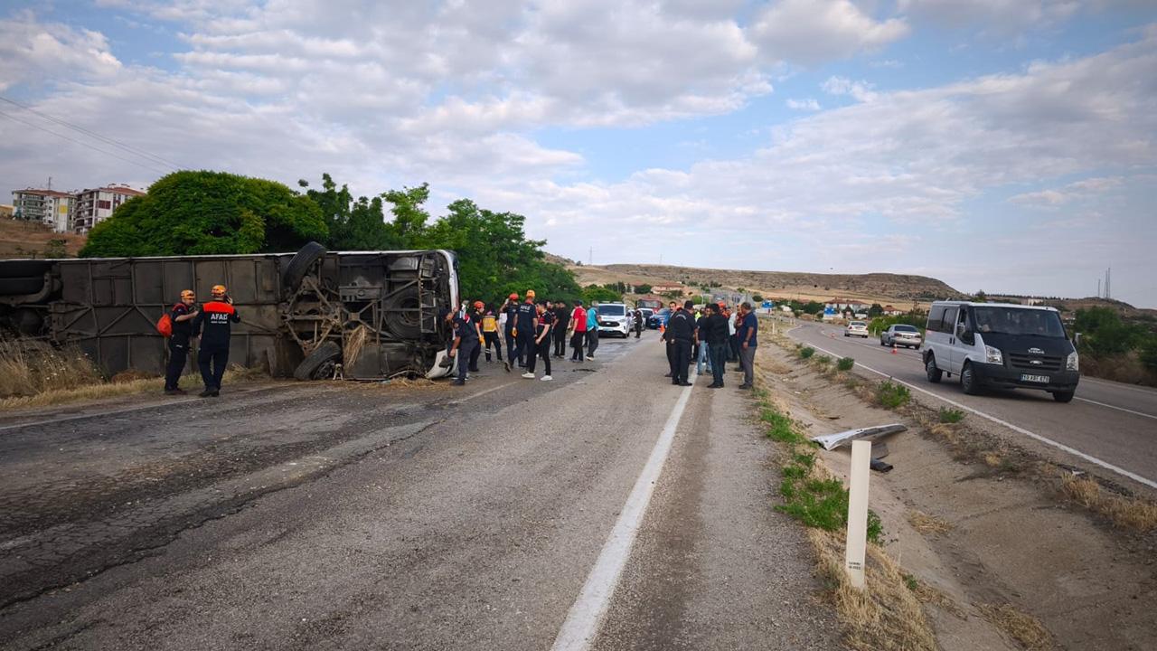 Kerikkale'de yolcu otobüsü devrildi, 41 kişi yaralandı