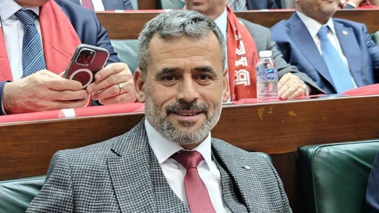 Bir Türk belediye başkanı evinin önünde bıçaklı saldırıya uğradı, oğlu yaralandı