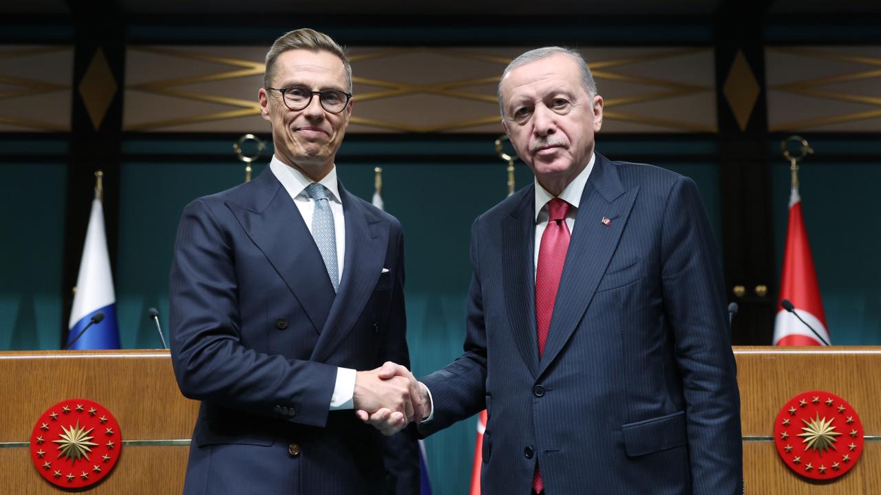 Erdoğan, NATO zirvesinin oturum aralarında Finlandiya Cumhurbaşkanı Stubb ile görüştü