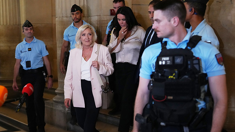 Marine Le Pen, Avrupa fonlarını zimmete geçirmek suçundan bir yıl hapis cezasına çarptırıldı