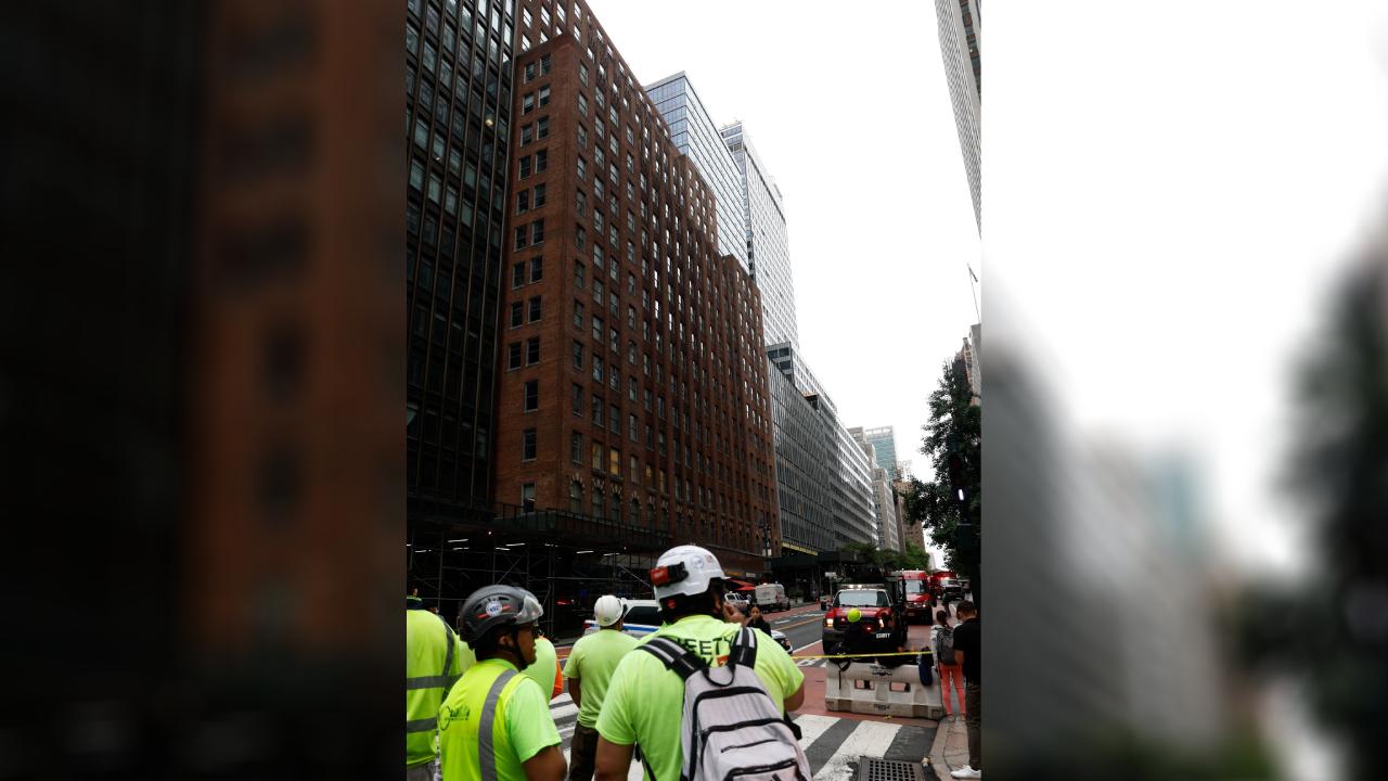 Manhattan'da 37 katlı binanın çökme riski nedeniyle yollar kapandı