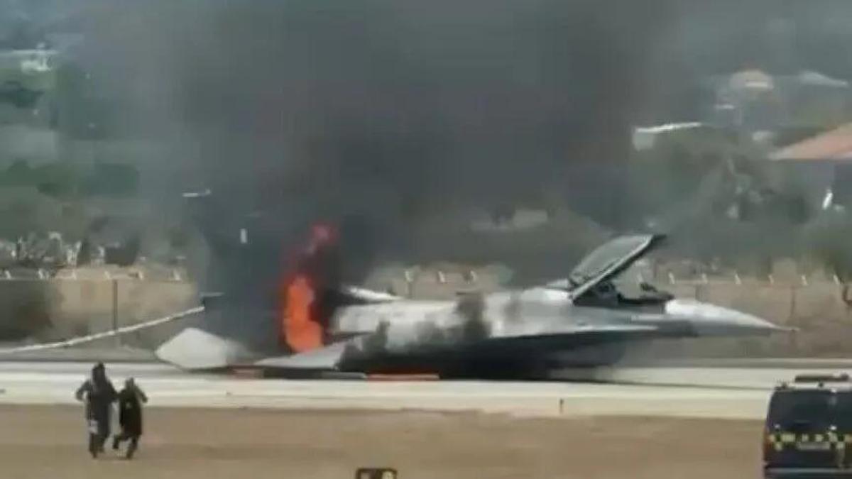 Yunan F-16 uçağı havada alev aldı... ve pilot acil iniş yaptı