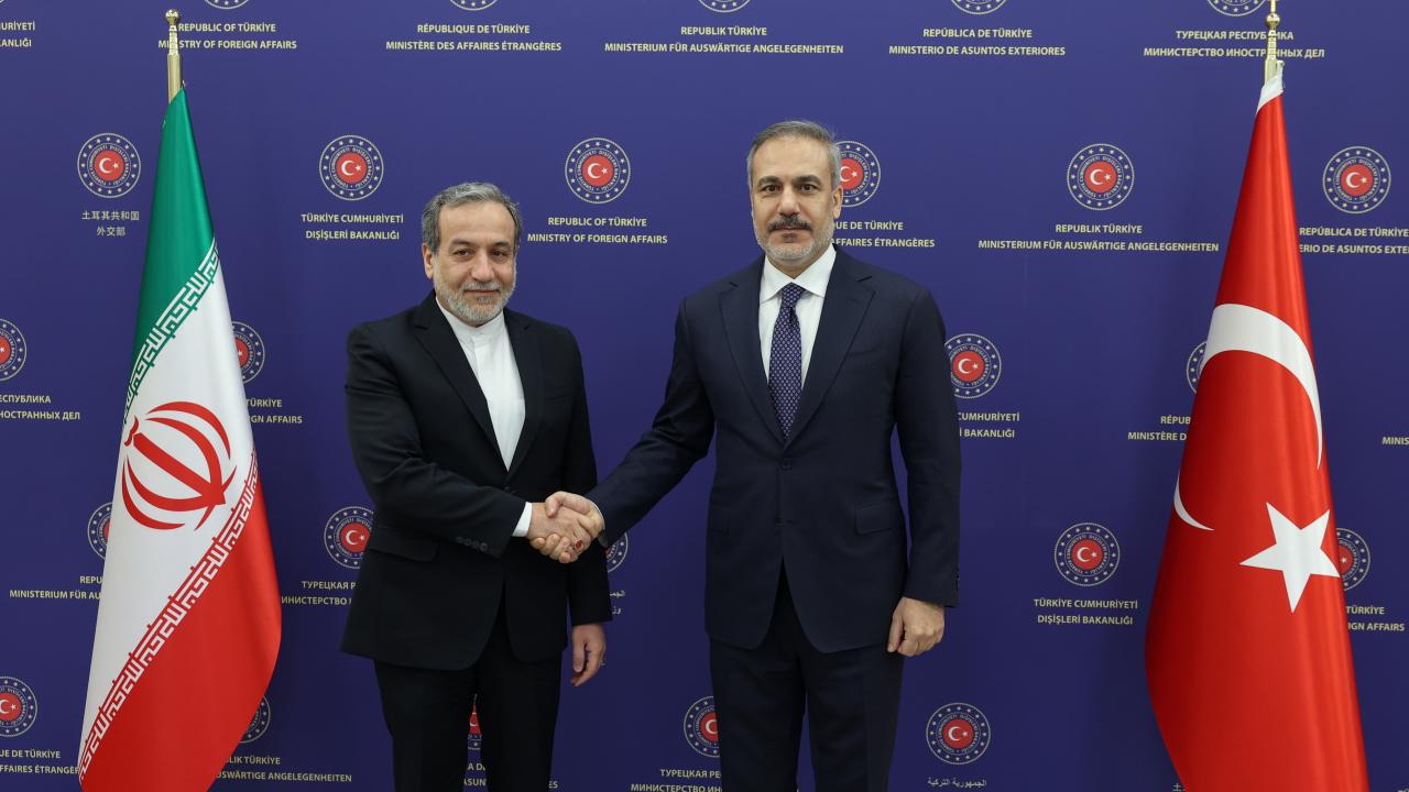 The Turkish Foreign Minister discusses by phone with his Iranian counterpart developments in the region and the truce
