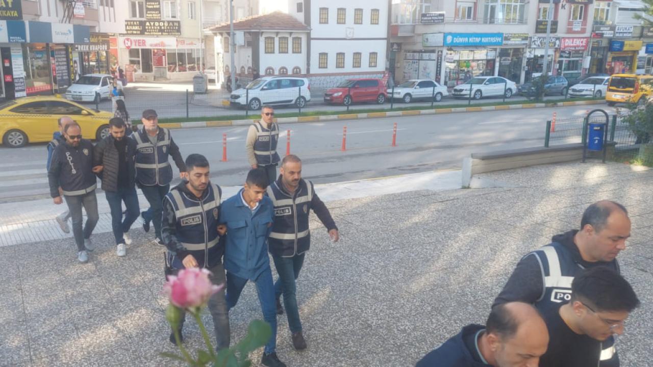 Ankara'da sosyal medya satıcılarına yönelik uyuşturucu operasyonunda 63 kişi tutuklandı