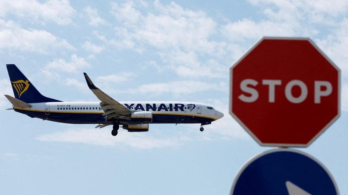 Horror moments on board a Ryanair plane. The cabin glass was shattered and a passenger was miraculously saved from falling