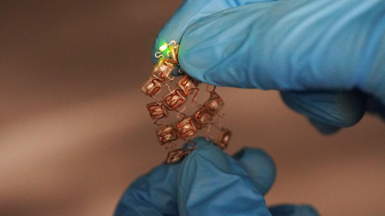 With the participation of a Turkish researcher... developing a battery that generates energy from sweat and humidity